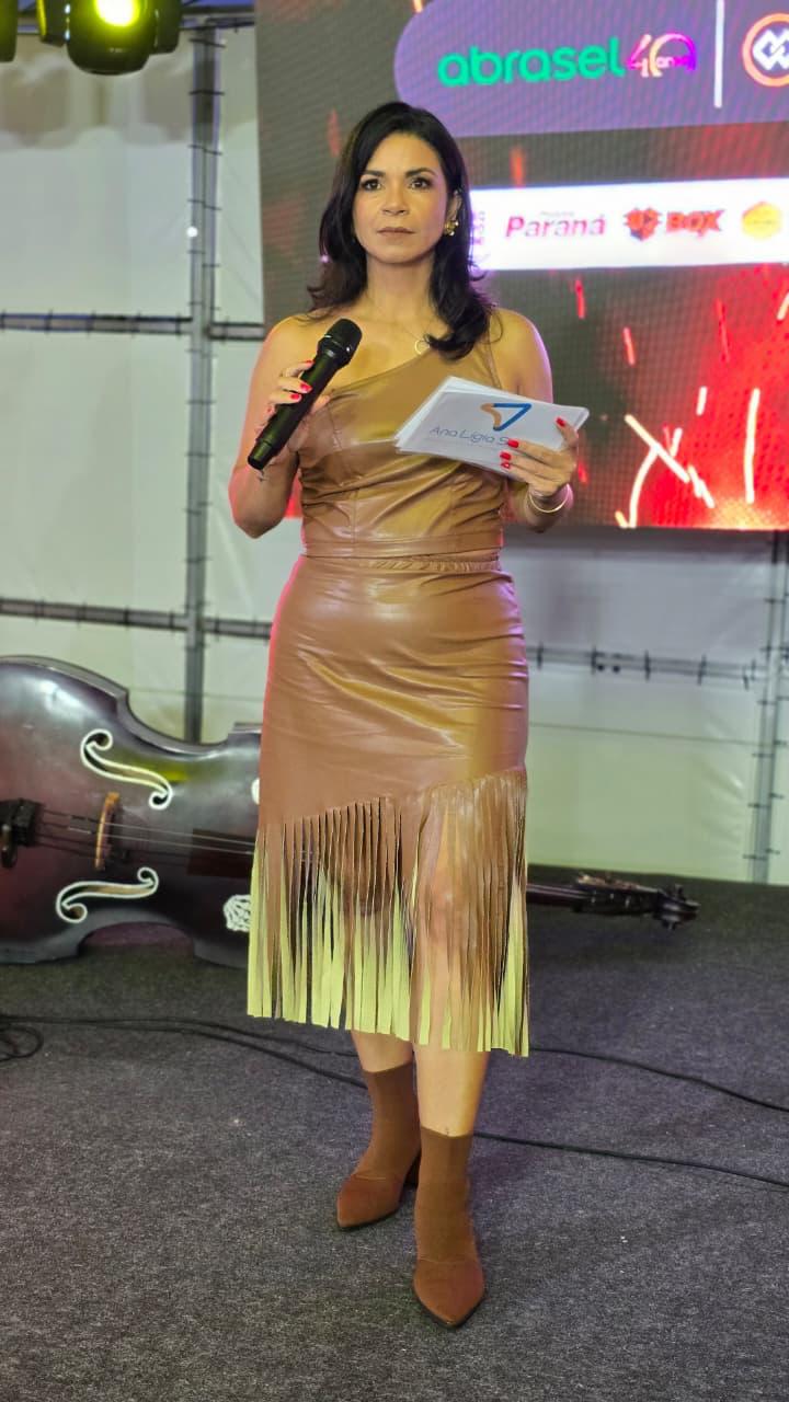 Ana Lígia Sena como mestre de cerimônias em evento Abrasel