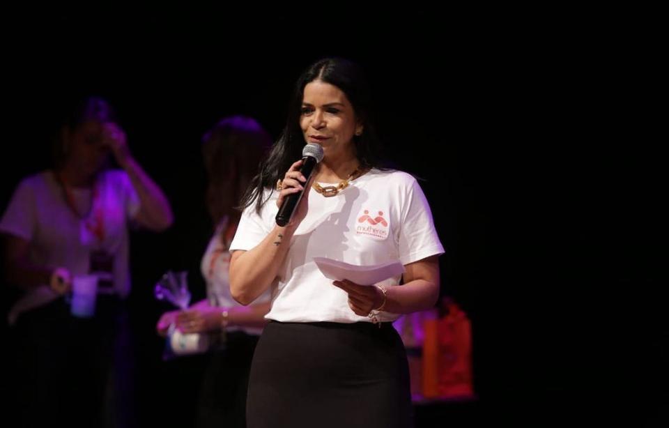 Ana Lígia Sena apresentando evento no palco